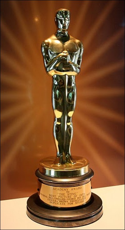 Les Oscars du cinéma sont des récompenses cinématographiques américaines décernées chaque année depuis 1929 à Hollywood et destinées à saluer l'excellence des productions américaines du cinéma. Un seul auteur lauréat du prix Nobel de littérature a gagné l'Oscar du meilleur scénario. 
Identifiez cet auteur.