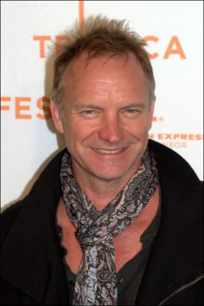 Sting, de son vrai nom Matthew Sumner, est le chanteur et bassiste du groupe "The Police". À quoi doit-il le surnom de Sting ?