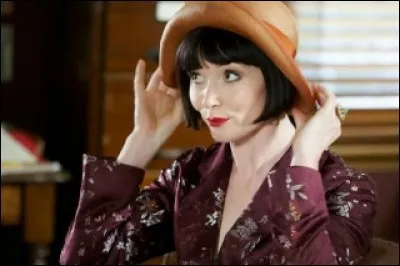 Essie Davis est une héritière douée, aventureuse et délurée, qui profite de décors et costumes somptueux pour passer le temps, et son partenaire est un séduisant... ?