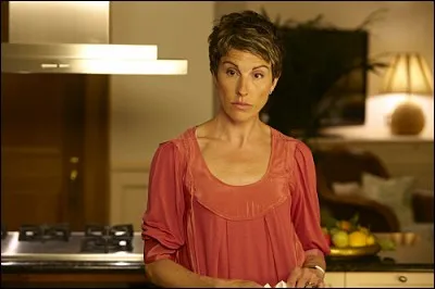 Tamsin Greig est pleine d'humour et pétillante, mais passe de la surprise, à la lassitude, du fou-rire à l'énervement, dans le climat ahurissant de son nouveau lieu de travail. Son partenaire est... ?