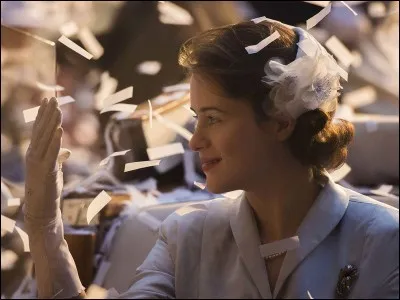 Claire Foy surprend en tenant un rôle ni très simple ni très glamour, en des lieux et des temps historiques, quand bien même le scénario arrange bien les choses. Son partenaire est... ?