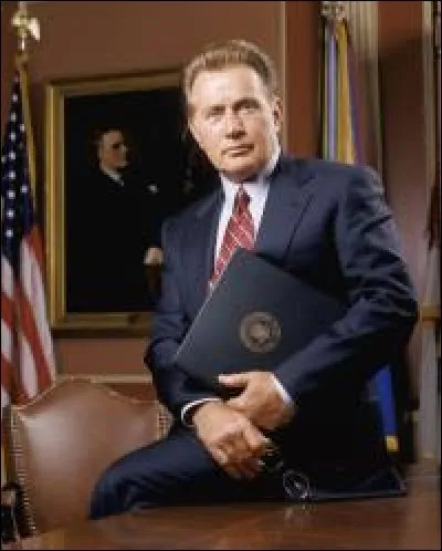 Martin Sheen restera l'un des meilleurs si ce n'est le meilleur interprète d'un Président tel qu'on le souhaiterait (honnête, très intelligent, courageux, incorruptible, subtil, cultivé, bosseur), bénéficiant d'un texte le plus souvent remarquable d'Aaron Sorkin. Son partenaire était... ?