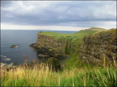 Quelle capitale européenne possède un nom que l'on pourrait traduite par "côte fumante" ou "baie des fumées" ?