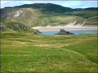 Quelle capitale européenne porte également, dans l'une des langues nationales de son pays, le nom de "Baile Átha Cliath" ?