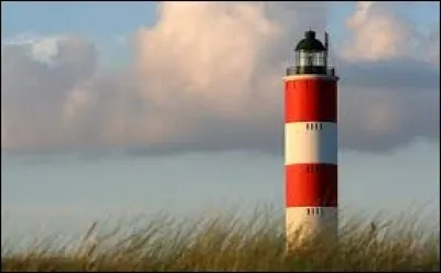 Les phares guident les navires grâce à...