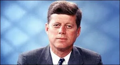 Novembre 1963 : John F. Kennedy fut assassin&eacute; &agrave; Dallas. Qui r&eacute;alisa le film ''JFK'' racontant l'enqu&ecirc;te qui s'ensuivit ?