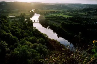 Le département de la Dordogne n'est pas frontalier de celui :