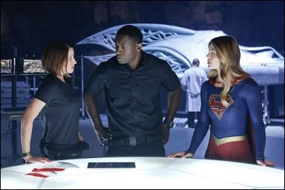 Où travaille secrètement Supergirl ?