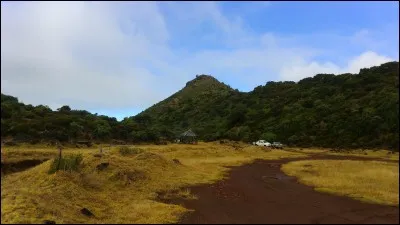 Dans quel département d'outre-mer français se situe le Nez de Boeuf, sommet de 2 136 mètre de haut du massif du piton de la Fournaise ?