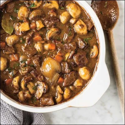 Quel alcool entre traditionnellement dans la composition du boeuf bourguignon ?