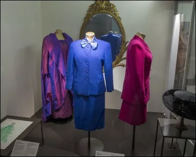 A priori rien d'incroyable dans cette exposition, et pourtant, de qui sont ces vêtements apparemment très ordinaires, ce qui leur vaut d'être exposés ?