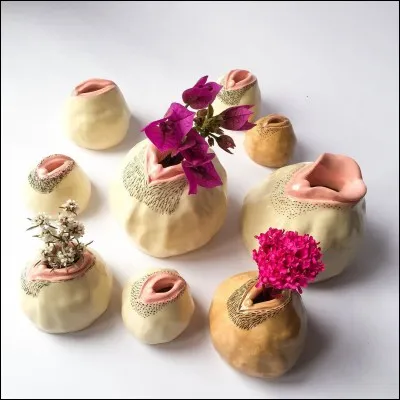 D'un goût plus que discutable, ces vases de l'artiste céramiste Laurie Mélia ne sont pas à placer n'importe où. Qu'aurait-elle pu créer également ?