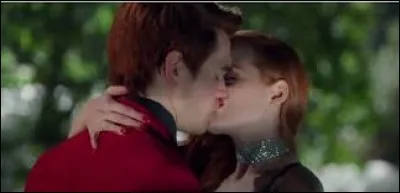 Qui Cheryl embrasse-t-elle sur la photo ?