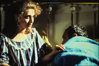 L'actrice Carol Kane est nounou ayant en charge deux enfants, les parents étant sortis pour la soirée. Quand sonne le téléphone, elle entend "Etes-vous allée voir les enfants"... Quel est ce film ?