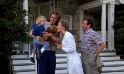 Cette nounou se prénomme Roberta, et vous pouvez lui trouver un air étrange, car il s'agit d'un ancien joueur de football américain. Quel est ce film tiré d'un best-seller du romancier John Irving ?