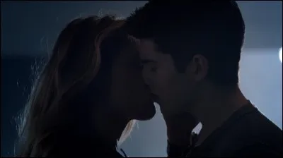 De qui Derek Hale était-il éperdument amoureux étant jeune ?