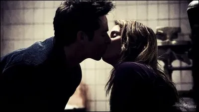 De qui Stiles est-il tombé amoureux ? 
(avec qui il s'est mis en couple)