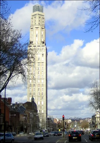 Qui a construit la tour ci-dessus ?