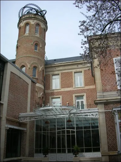 A qui appartient cette maison ? (ce fut la maison d'un célèbre écrivain français)