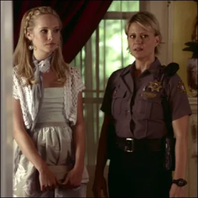 Comment s'appelle la mère de Caroline ?