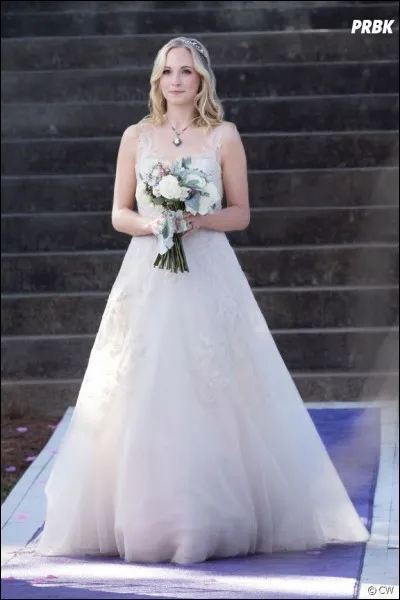 Dans la saison 8, avec qui Caroline se marie-t-elle ?