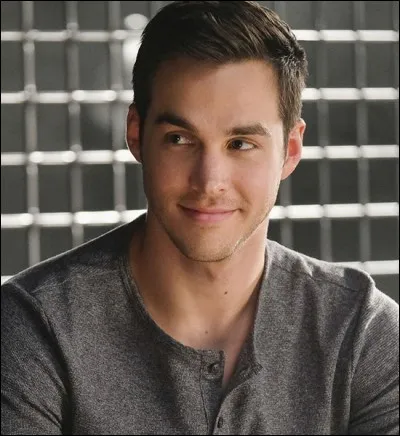 Dans la série "Supergirl", comment s'appelle le personnage de Chris Wood ?
