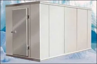 Comment est appelé le local réfrigéré où l'on entrepose des denrées alimentaires ?