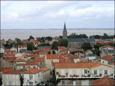 Nous prenons maintenant la direction de la Nouvelle-Aquitaine, où nous partons à la découverte de la ville de Fouras. Station balnéaire fortifiée par Vauban, elle se situe dans le département ...