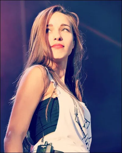 Elisa a plusieurs tatouages mais elle en a un sur le cou, que représente-t-il ?