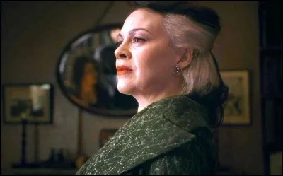 Que fait sa mère par peur qu'il ne réussisse pas et que Voldemort décide de le tuer ?