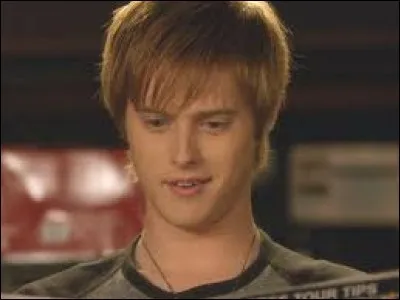 Qui joue le r&ocirc;le de Toby Kennish ?