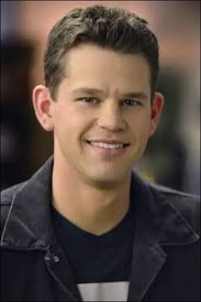 Qui joue le r&ocirc;le de Travis Barnes ?