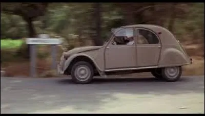 Dans le film "Le Gendarme de Saint-Tropez", comment s'appelle la sur qui possède une 2CV ?