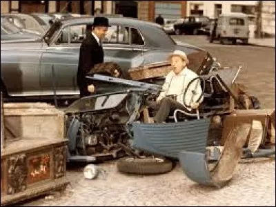 Dans quel film une 2CV se retrouve-t-elle détruite après avoir percuté une autre voiture ?