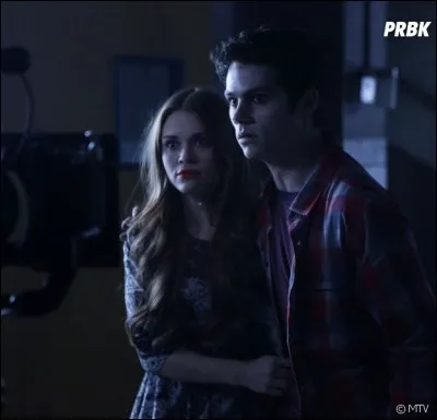 De qui Stiles est-il amoureux depuis qu'il est enfant ?