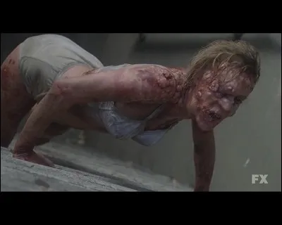 Dans "Asylum", qui s'est faite amputer des deux jambes ?