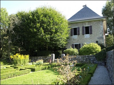 Quel écrivain français (les rêveries du promeneur solitaire) a habité dans la propriété des « Charmettes » situé en Savoie près de Chambéry ?