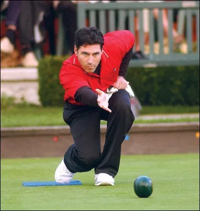 En quel matériau est constituée la boule du jeu appelé : » Le boulengrin » ?