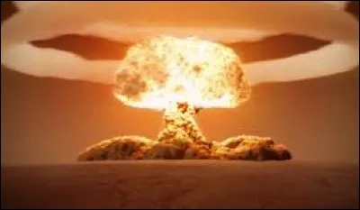 Combien d'explosions nucléaires expérimentales ont été effectuées dans l'atmosphère entre 1945 et 1980 ?