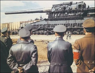 Sur cette photo on peut voir Adolf Hitler, Speer et leur entourage hypnotisés par le ''Schwerer Gustav'' , la plus grande pièce d'artillerie jamais utilisée en combat. Combien pesait-elle?