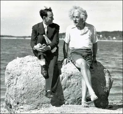 Sur cette photo, Albert Einstein prend un bain de soleil. Le père de la mécanique quantique prend du bon temps au soleil en compagnie de son ami David Rothman. Combien de nationalités Albert Einstein a-t-il eues au cours de sa vie ?
