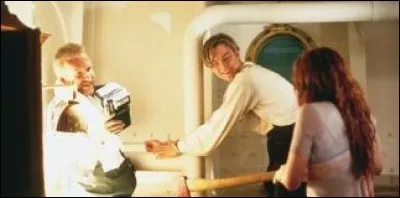 Avec quoi Rose sauve-t-elle Jack lorsqu'il est prisonnier ?