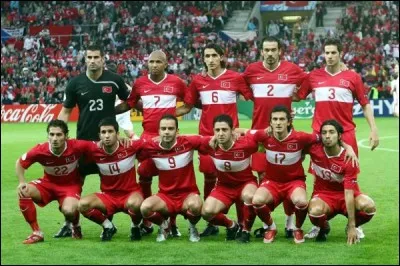 Quels sont les adjectifs corrects? "Les équipes... et ... se sont affrontées en finale de la coupe d'Europe de football.