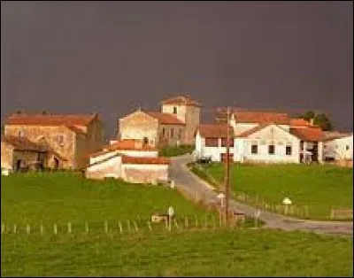 Voici une vue de Breuilh sous un ciel d'orage. Ancienne commune de l'aire urbaine de Périgueux, elle se situe dans le département ...