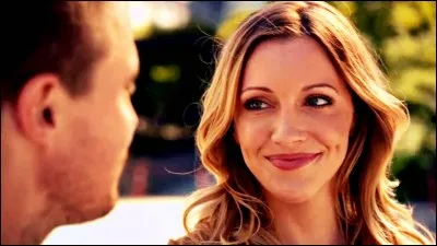 Dans quelle s&eacute;rie joue-t-elle le r&ocirc;le de Laurel Lance ?