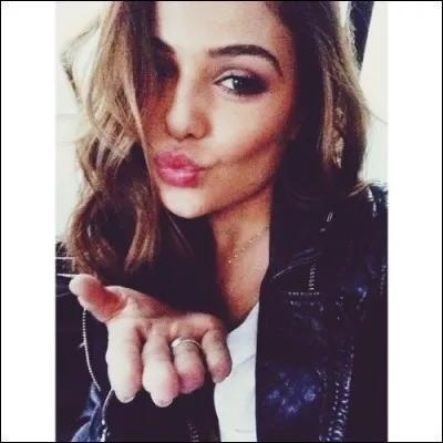 Avec quel chanteur est-elle sortie ?