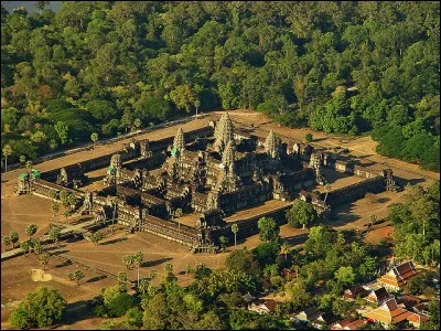 Quelle est la capitale du pays qui est célèbre pour sa cité d'Angkor ?