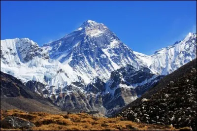 Quelle est la capitale du pays qui possède huit des plus grandes montagnes du monde dont l'Everest ?