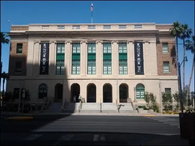 Situé dans le centre-ville de Las Vegas, ce musée ouvert le 14 février 2012, est dédié au crime organisé aux États-Unis. Il est situé dans un building datant de 1933. Quel était à l'origine ce building ?