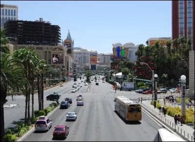 Comment surnomme-t-on l'avenue principale de Las Vegas regroupant la plupart des grands hôtels et casinos ?